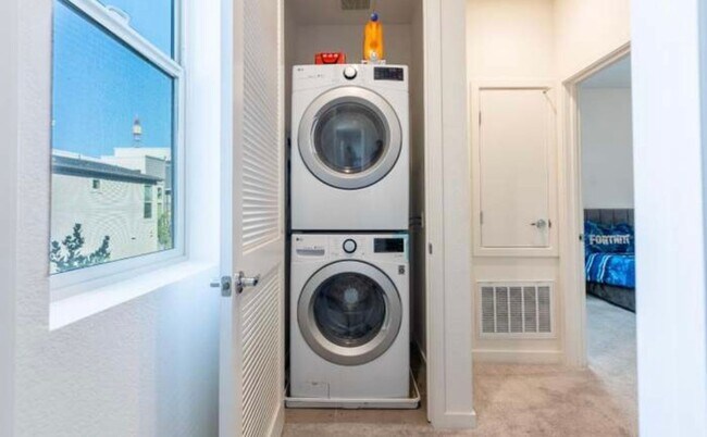 Building Photo - First Month Rent: FREE (with approved lease terms)
