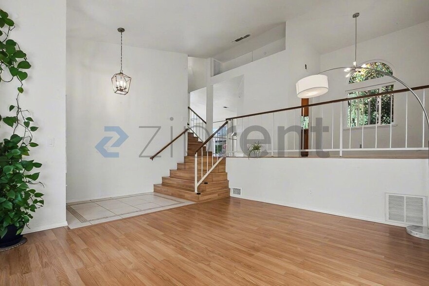 Building Photo - 5744 River Run Cir