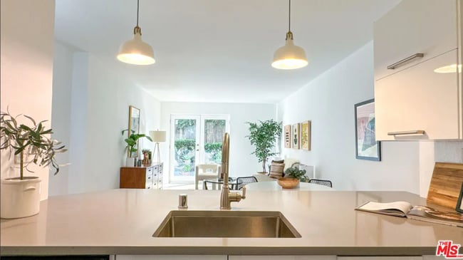 Building Photo - 532 N Rossmore Ave