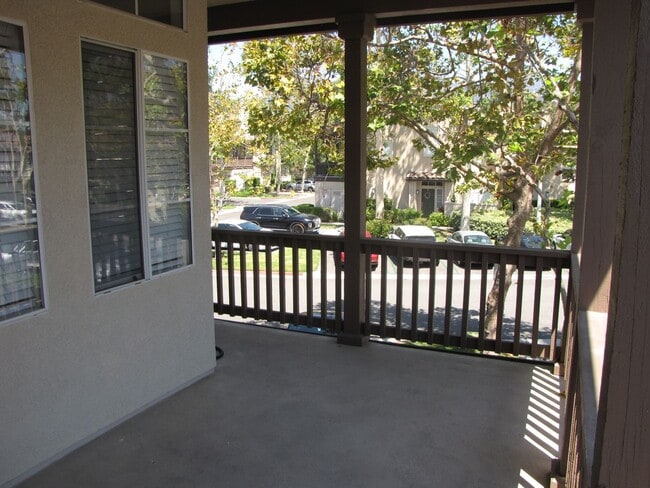 Building Photo - Beautifully upgraded condo in the fantasti...