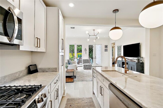 Building Photo - Gorgeous 3BD/2.5BA with Huge Backyard and Off Street Parking