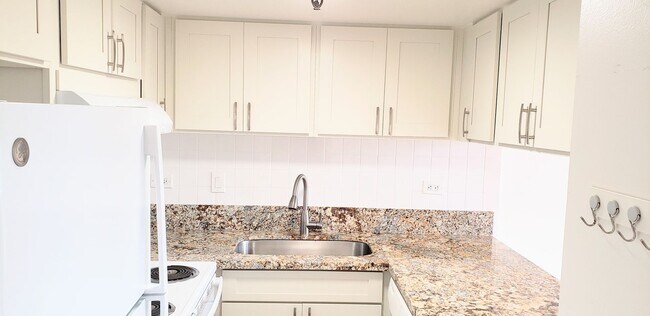 Building Photo - Iolani Court Plaza, Kapiolani, Renovated 1 Bederoom 1 Bathroom 1 Parking Condominium Centrally Lo...