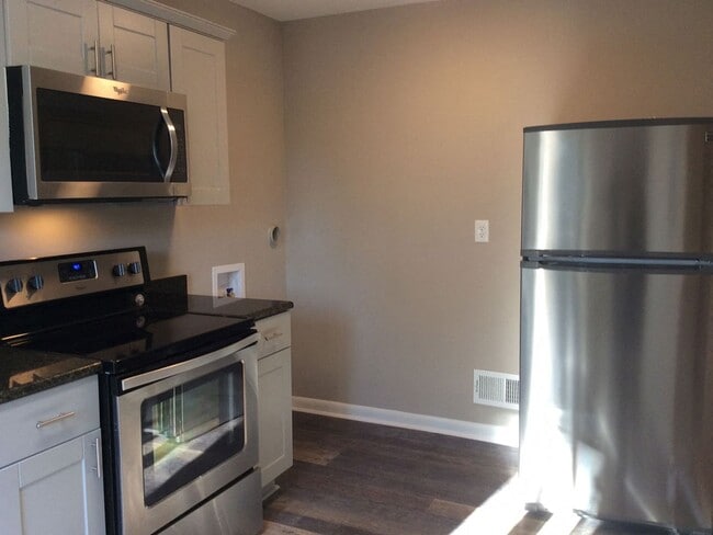 Building Photo - Charming 2Bed/1Bath Triplex in North Raleigh!