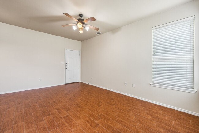 Building Photo - Available Now! Nice 3 Bedroom, 2.5 Bath Duplex located in New Braunfels!