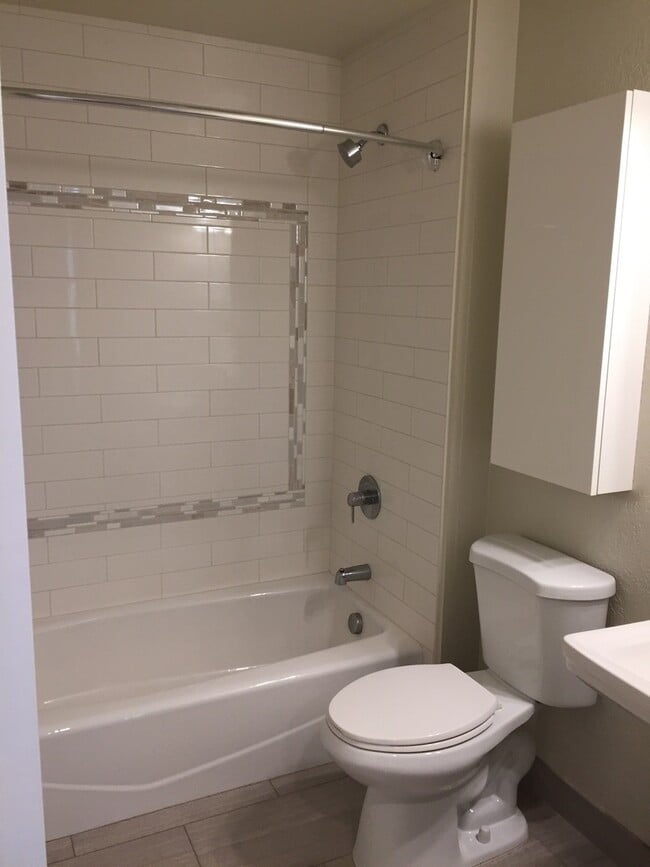 Building Photo - Remodel Spacious Living-Nook-Private Porch...