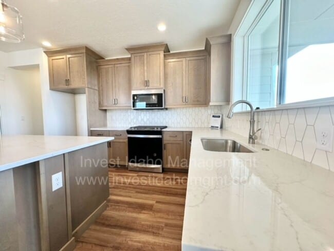 Building Photo - Beautiful 1 year old home available now!