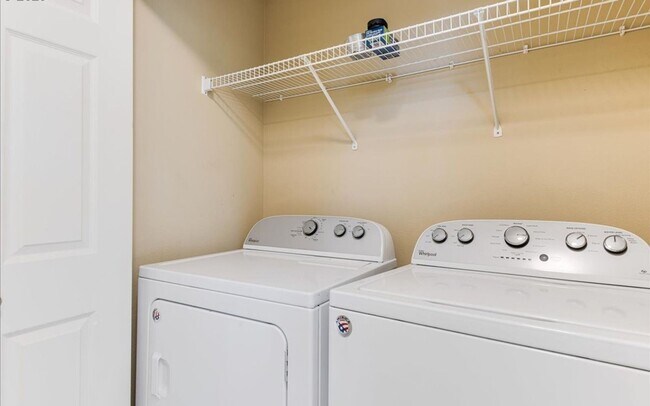 Building Photo - Bright 2BR / 2BA End-Unit Tanasbourne Condo w/ High Ceilings, Gas Fireplace, Private Balcony + At...