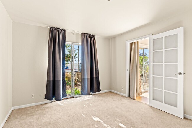 Building Photo - Utilities Paid! Modern 2 Bed Condo on the Water! Live by the Bay