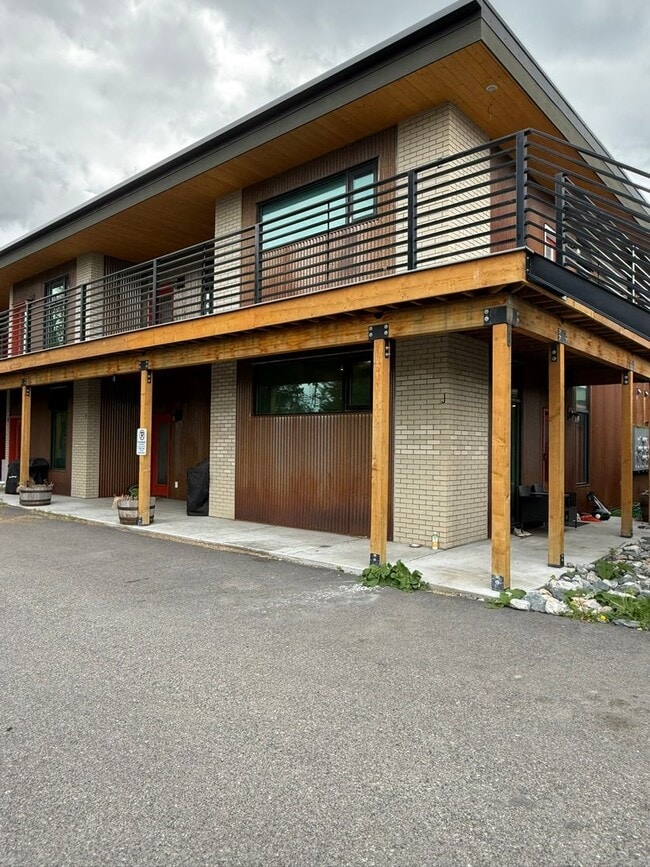 Building Photo - 601 Robin Ln