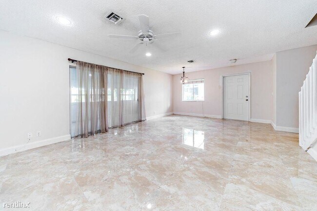 Building Photo - 3 br, 2.5 bath Townhome - 1335 SW 48th Ter