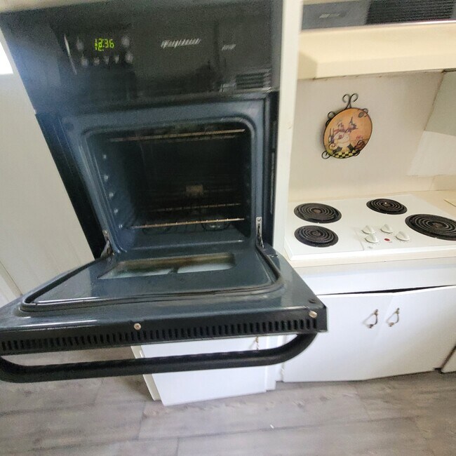 Oven and cooked up electric - 724 Elmwood Dr