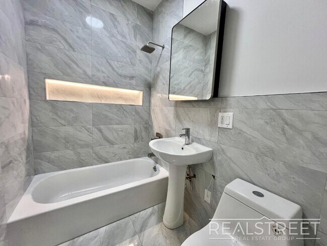 Building Photo - Brand New 4BD/2BA Penthouse with Skylight,...