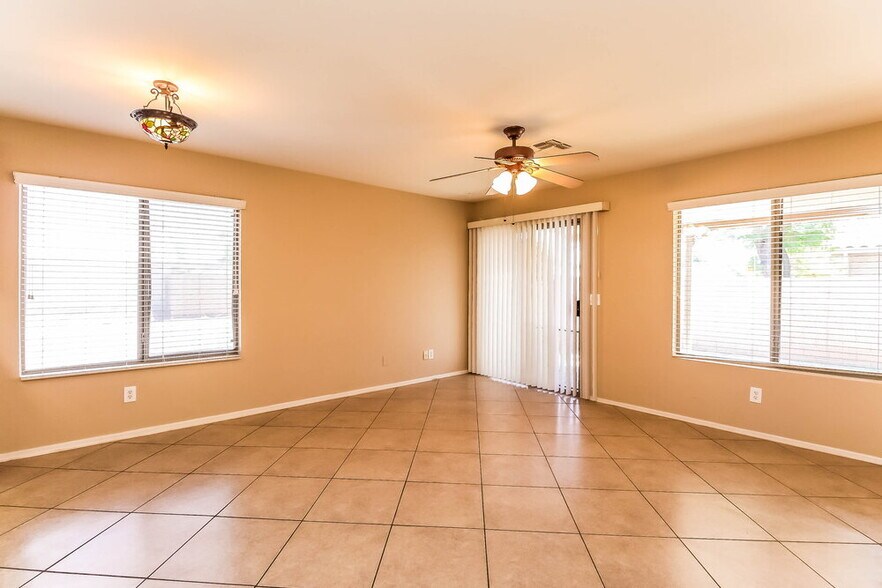 Building Photo - 10653 W Poinsettia Dr