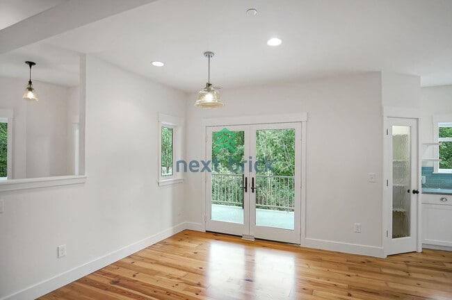 Building Photo - 3 Bed 2.5 Bath for Rent in Lake Forest Park!