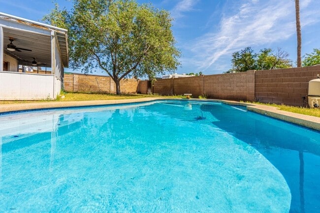 Building Photo - 5739 W Monte Vista Rd