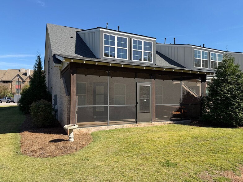 Building Photo - End Unit 3 Bedroom Townhome in Auburn