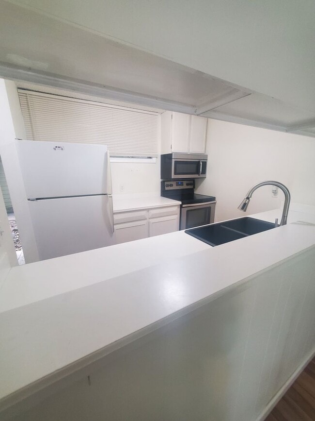 Building Photo - Large and Spacious One Bedroom Available A...