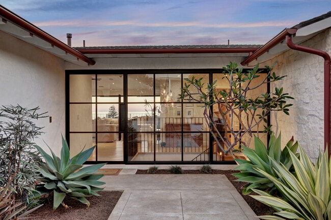 Building Photo - 4 S Vista De La Luna