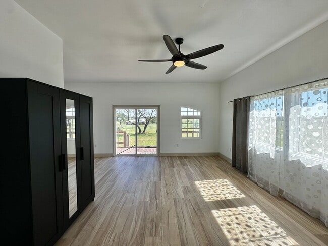 Building Photo - Barndominium in the Country!
