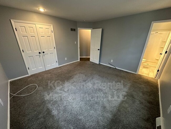 Building Photo - 209 NW Highland Ln