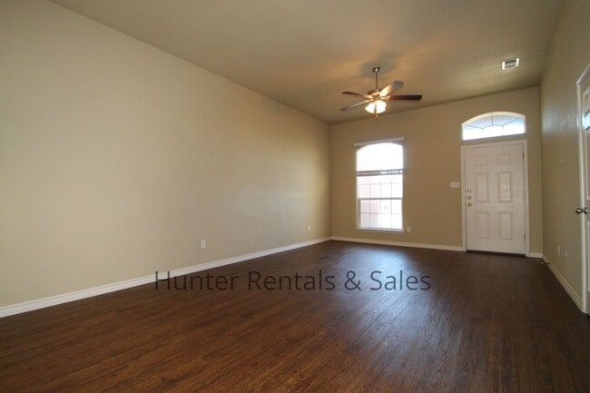 Building Photo - Spacious Duplex!