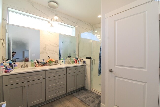 Building Photo - 4 Bed, 2.5 Bath House in South Kennewick