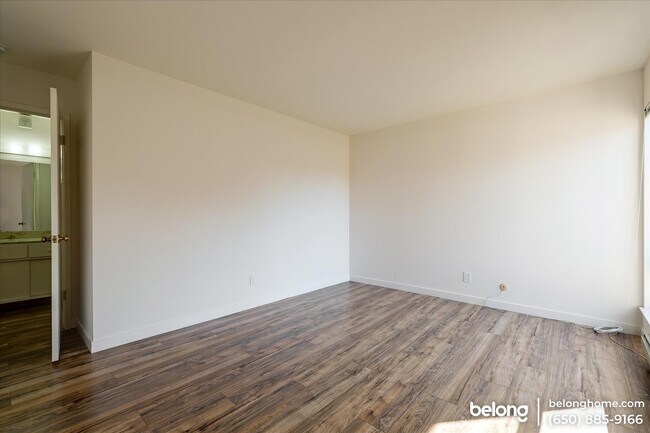 Building Photo - 7 Commodore Dr