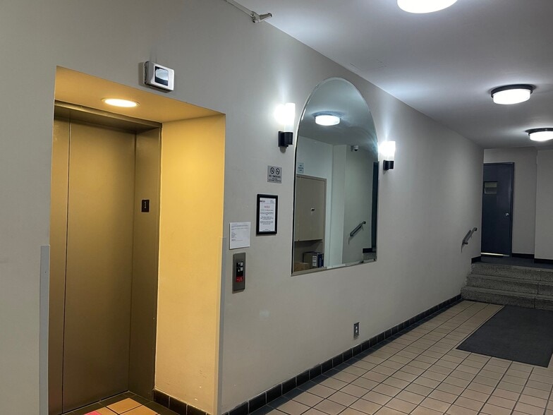 Building Photo - 581 Academy St