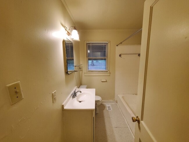 Building Photo - 2 Bedroom House
