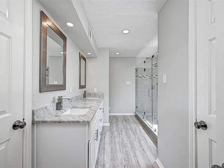 Building Photo - 911 Montview Dr