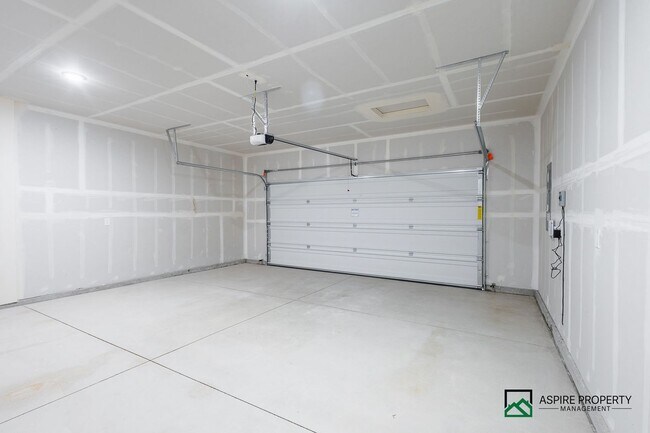 Building Photo - BRAND NEW 4 Bed 2.5 Bath Home