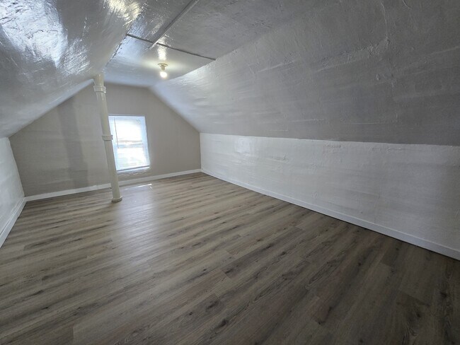 Building Photo - 740 W 11th St