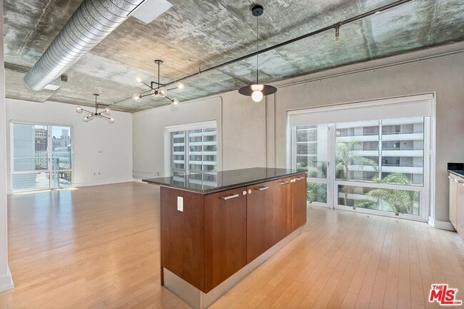 Building Photo - 645 W 9th St
