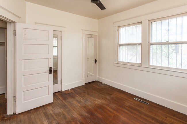 Building Photo - EDo BRICK BUNGALOW 1/BD 1/BA 1/CG