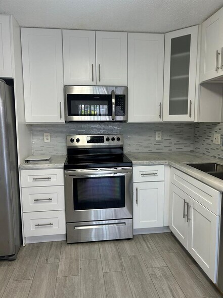 Building Photo - 10978 Mainsail Dr
