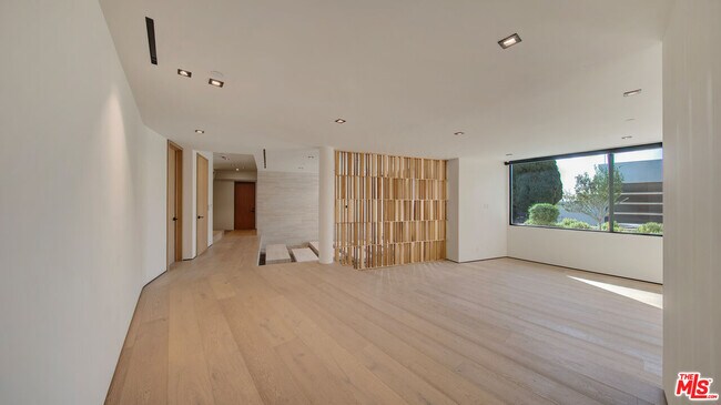 Building Photo - 8765 Hollywood Blvd