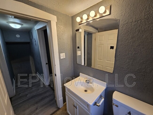 Building Photo - 707 Webster St