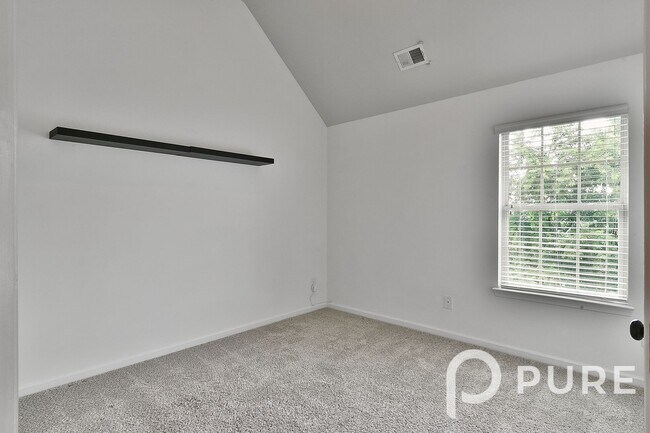 Building Photo - 522 Moulton Way