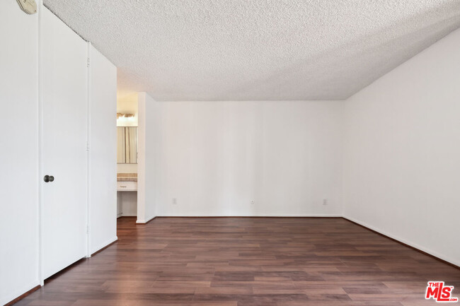 Building Photo - 6515 Green Valley Cir