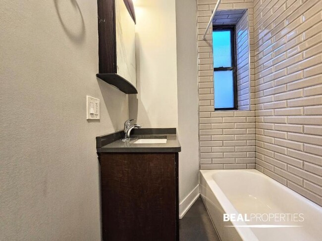 Building Photo - 3 bedroom in CHICAGO IL 60657
