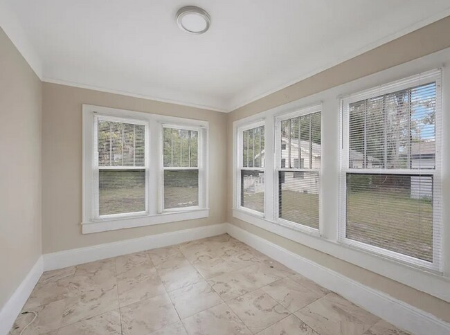 Building Photo - 548 Woodlawn St