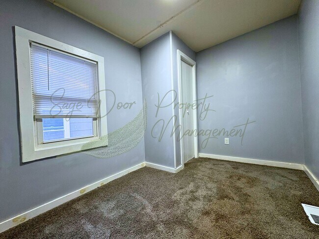 Building Photo - HUGE MASTER BEDROOM