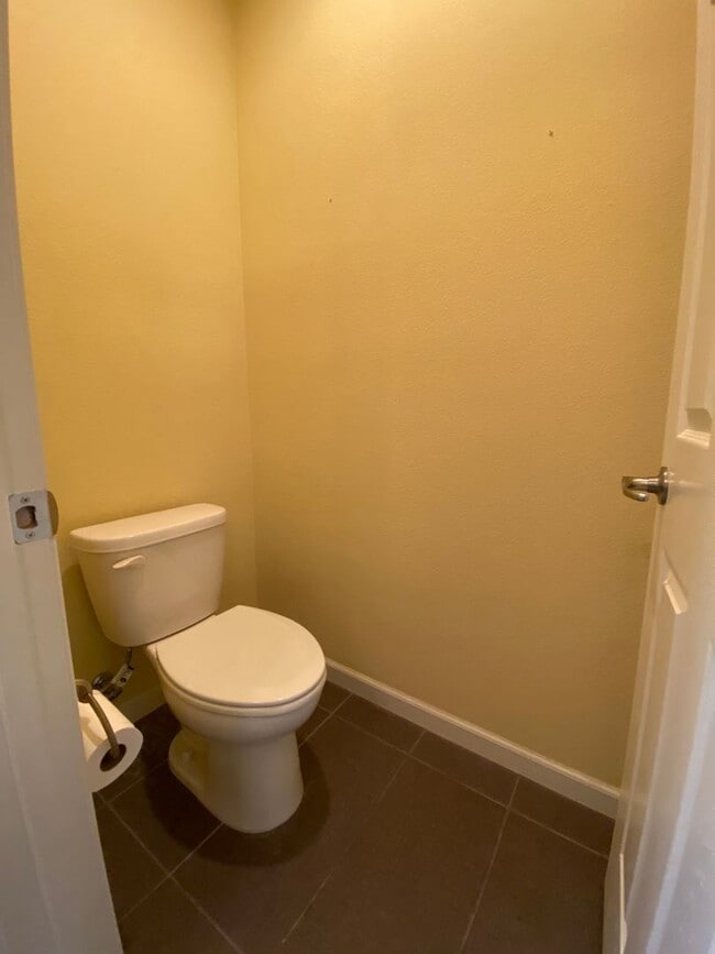 Building Photo - 4Br4Ba Former Model Townhouse Top of the L...