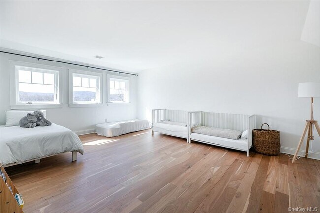 Building Photo - 121 Quaker Hill Rd