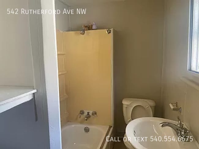 Building Photo - 542 Rutherford Ave NW