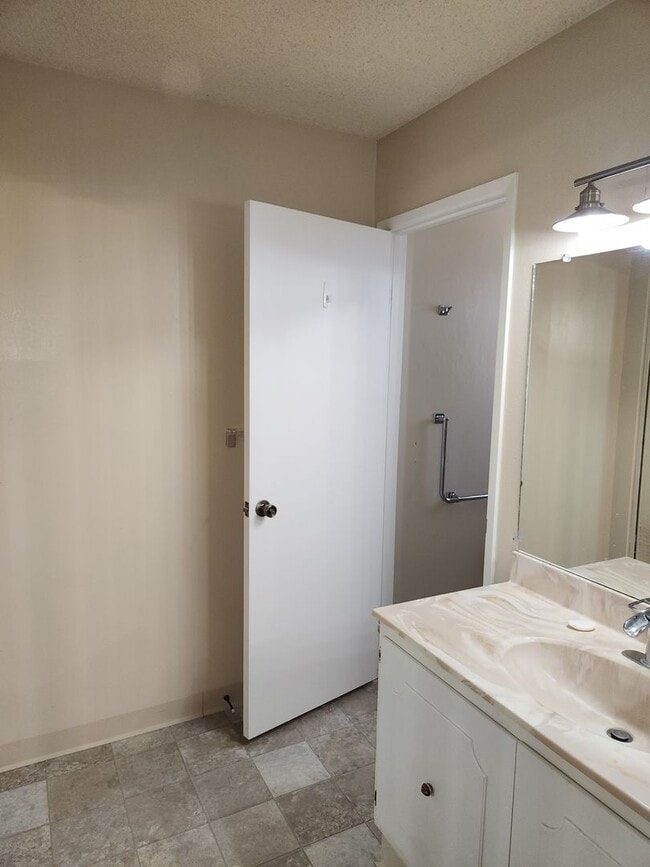 Building Photo - Very nice home w/CENTRAL AIR CONDITIONING ...