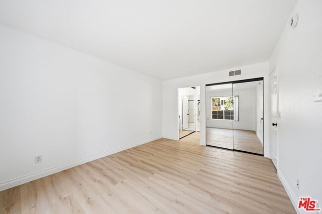 Building Photo - 5530 Owensmouth Ave