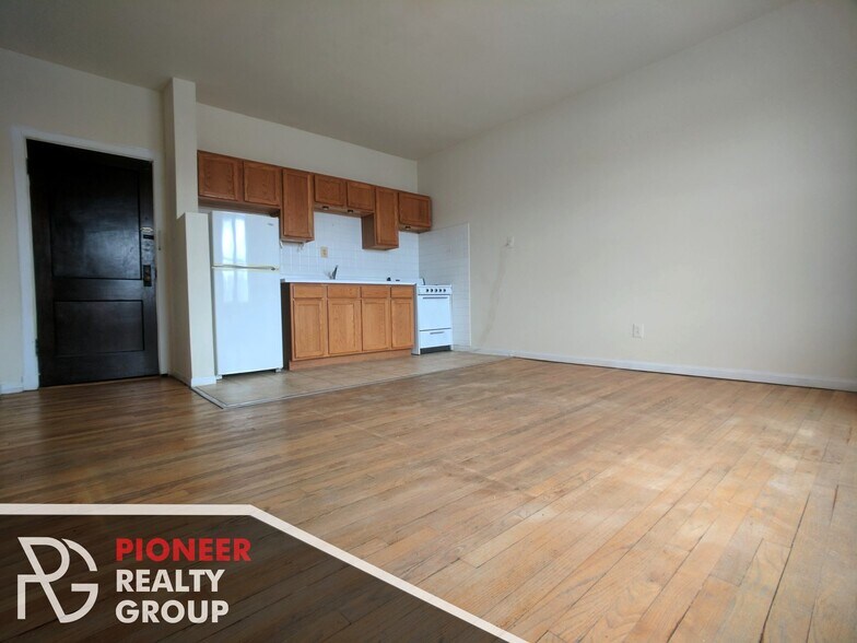 Building Photo - 1044 W George St