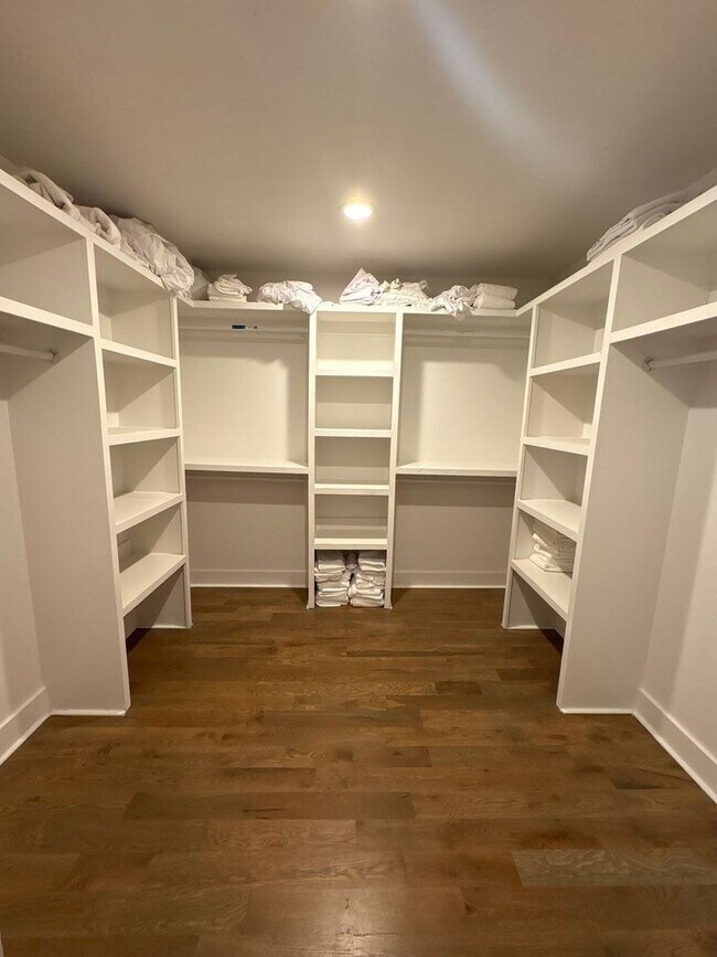 Building Photo - Fully Furnished 5 Bed, 3.5 Bath Located In East Nashville's McFerrin Park Neighborhood w/ Flexibl...