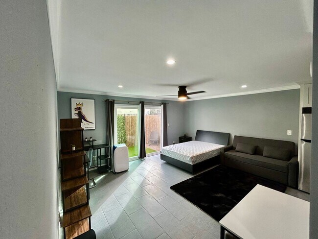 Building Photo - Move-In Ready! Studio Condo! Prime Long Beach Location! 90804